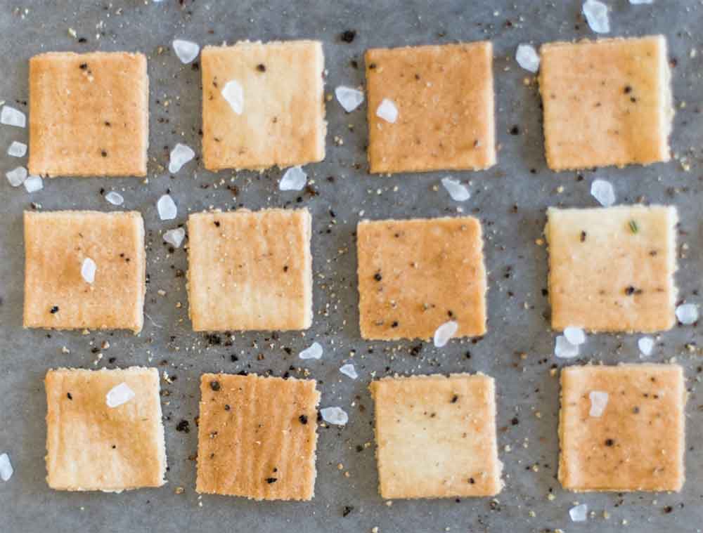 Almond Flour Crackers - Cracked Pepper with Sallt